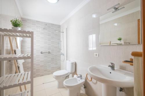 Ένα μπάνιο στο Moya Cool Flat - Parking & Mountain Views