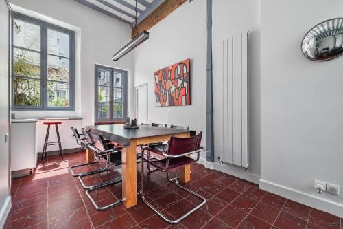 une salle à manger avec une table et des chaises dans l'établissement Pavleo, à Paris