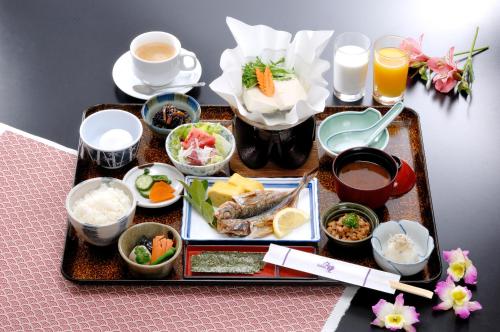 una bandeja de comida en una mesa con comida en Kurashiki Station Hotel, en Kurashiki