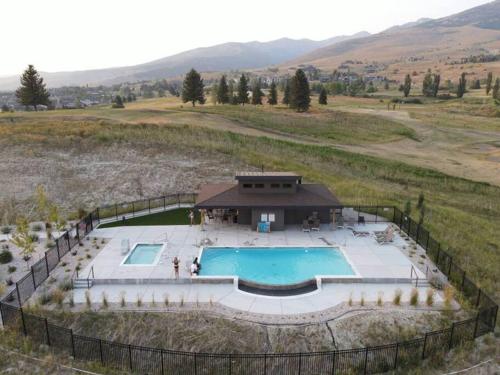 Πισίνα στο ή κοντά στο Moose Ridge Hideaway
