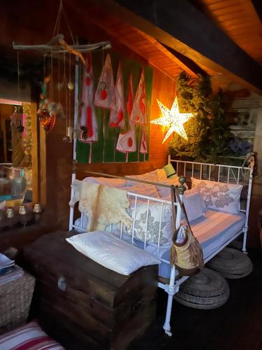 1 dormitorio con 1 cama con una estrella en la pared en Casa da Almoinha, en Unhais da Serra