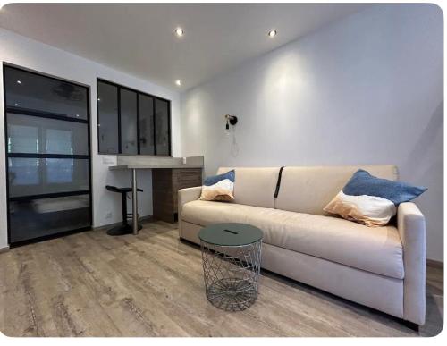 un salon avec un canapé et une table dans l'établissement Bandol-Plage EDEN ROC, à Bandol