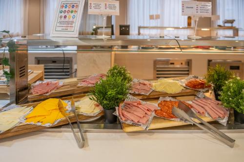 een buffet met verschillende soorten vlees en groenten bij Hotel Parasol by Dorobe in Torremolinos
