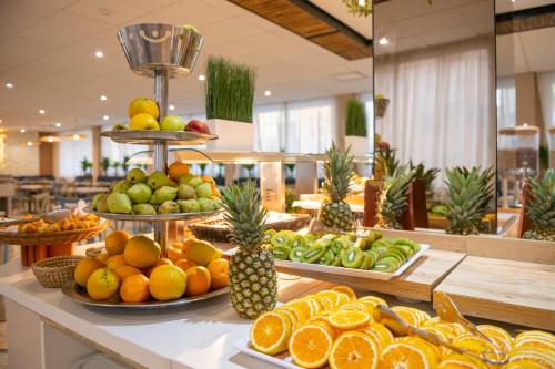 een buffet met groenten en fruit op de toonbank bij Hotel Parasol by Dorobe in Torremolinos