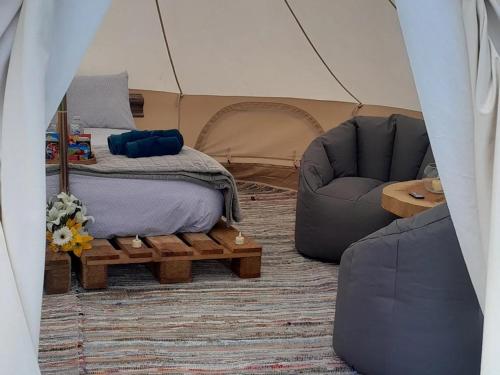 1 camera con letto in tenda di Fairy Hill at Rosemount Glamping a Carlingford