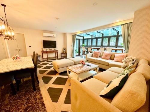 un grand salon avec des canapés et une table dans l'établissement Espana Hotel Jomtien Beach Pattaya, à Jomtien Beach