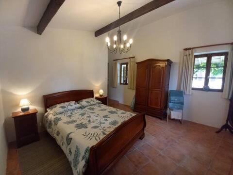 une chambre avec un lit, une commode et une fenêtre dans l'établissement Teyssie Cottage, à Pailloles