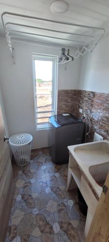 a bathroom with a sink and a window at Lujoso LOFT en el Centro in Cartago