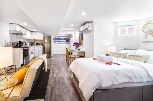 a bedroom with a large bed and a kitchen at Luxury Suite by Prudential Ctr & 7min to EWR Airpt in Newark