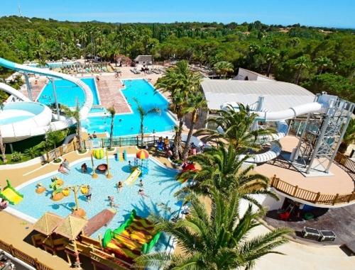 - une vue aérienne sur une grande piscine d'un complexe dans l'établissement La Baume La Palmeraie Camping Resort, à Fréjus