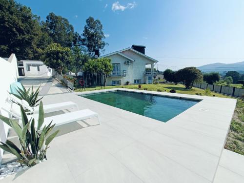 Swimmingpoolen hos eller tæt på Villa Madalena