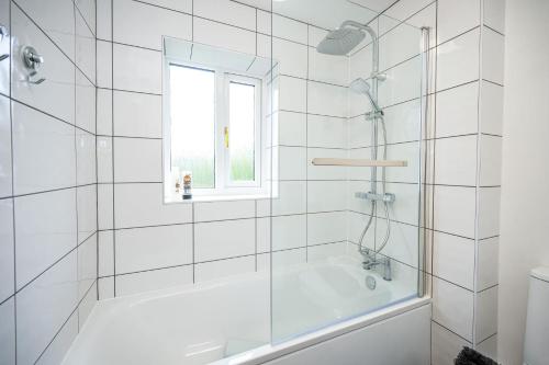 Splendid House Great Location to WAVE Surf & South West Water Park - Super Garden By STAE-Homes photo 4