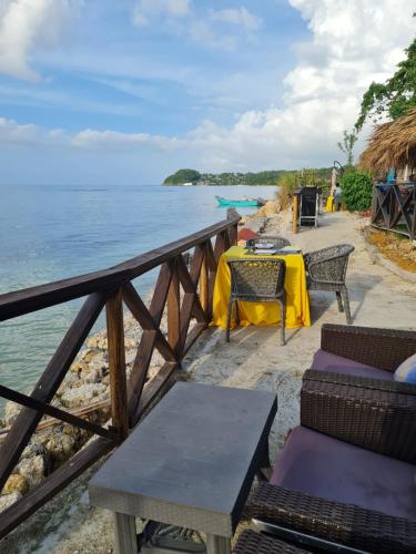 HopewellにあるSky Beach Hotelの海を見渡すバルコニー(テーブル、椅子付)