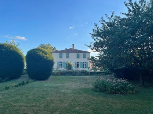 Le Prieuré Saint Pierre, gîtes et chambres d'hôtes dans un parc classé