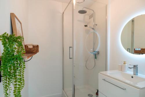 une salle de bain avec douche et lavabo dans l'établissement L'Orient-Express - Appt pour 4 p, à Vannes