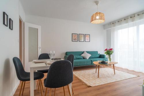 un salon avec un canapé vert et une table dans l'établissement L'Orient-Express - Appt pour 4 p, à Vannes