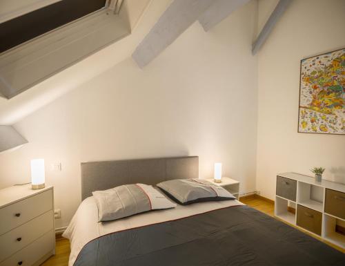 une chambre avec un grand lit et deux lampes dans l'établissement Duplex Pasteur - Chambre 2 - Chambre Privée, à Troyes