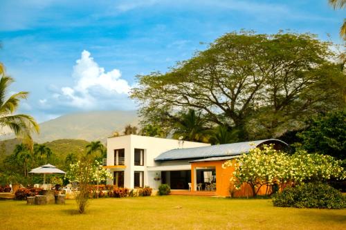 Taman di luar Villas Mamilú, entrada y salida 100 por ciento flexible
