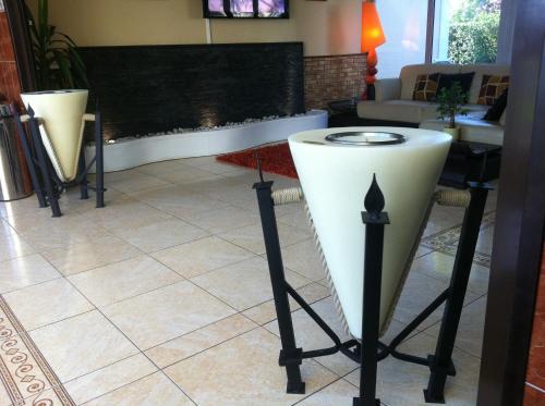 a white vase on display in a living room at Hôtel du Val de Seine in Mantes-la-Jolie