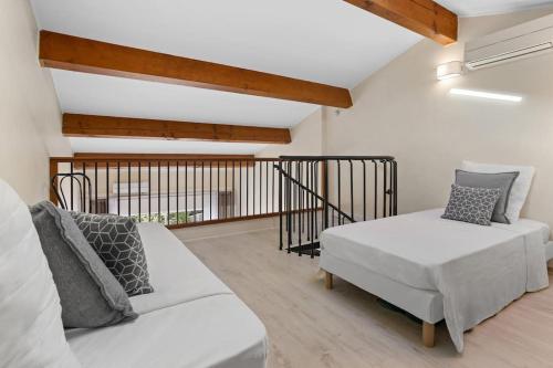 un salon avec un canapé et une table dans l'établissement Joli 65m2 piscine parking, à Saint-Raphaël