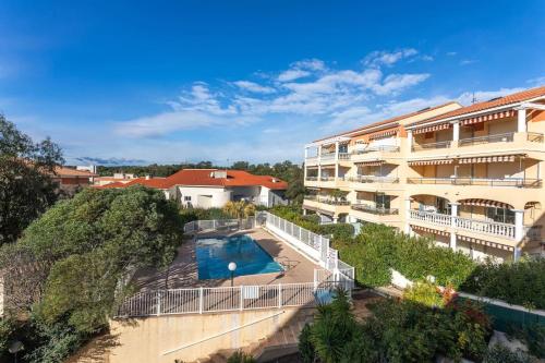une vue aérienne d'un immeuble avec piscine dans l'établissement Joli 65m2 piscine parking, à Saint-Raphaël