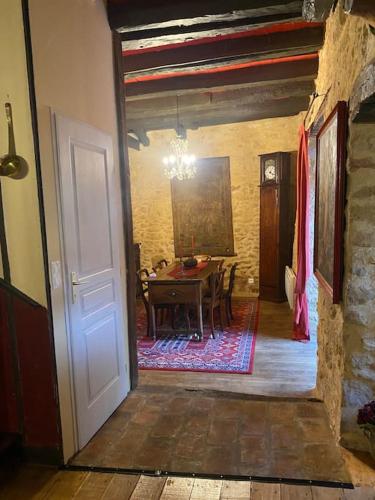 une pièce avec une table et une salle à manger dans l'établissement Maison historique en Perigord, à Belvès
