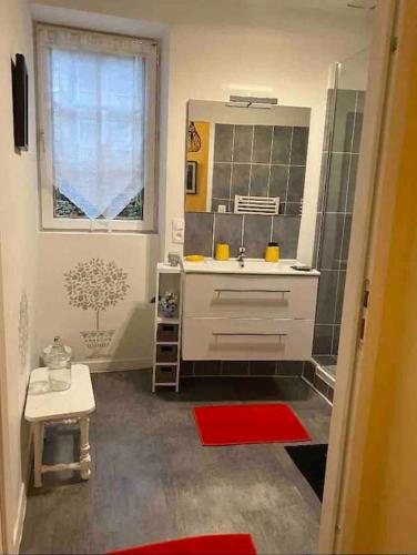 une petite salle de bain avec un lavabo et une fenêtre dans l'établissement Maison historique en Perigord, à Belvès