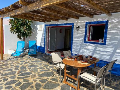 Un patio con una mesa y sillas de madera. en Casa da Oriola, en Oriola