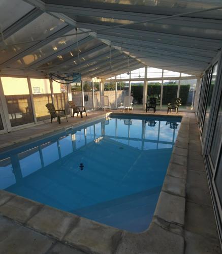 - une piscine avec une pergola et une piscine dans l'établissement Appartement cosy avec extérieur à Bretenoux, à Bretenoux