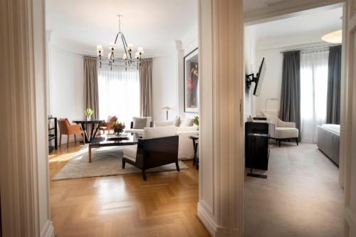 Alvear Palace Hotel - Leading Hotels of the Worldにあるベッド