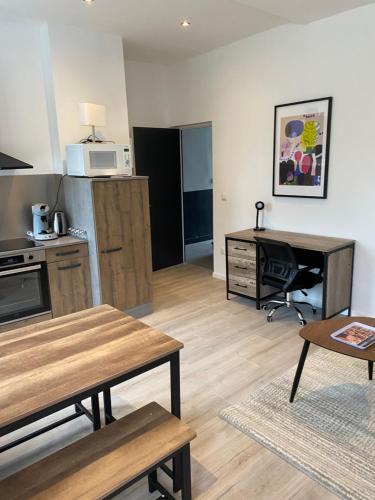 un salon avec une cuisine et un bureau dans l'établissement Marcq cocon, à Marcq-en-Barœul