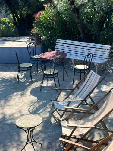 a group of tables and chairs and a bench at La Genestière in Draguignan