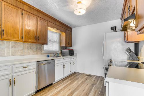 Η κουζίνα ή μικρή κουζίνα στο Private Island Getaway in Roanoke Rapids with Grill!