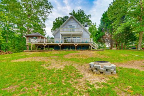 Κήπος έξω από το Private Island Getaway in Roanoke Rapids with Grill!