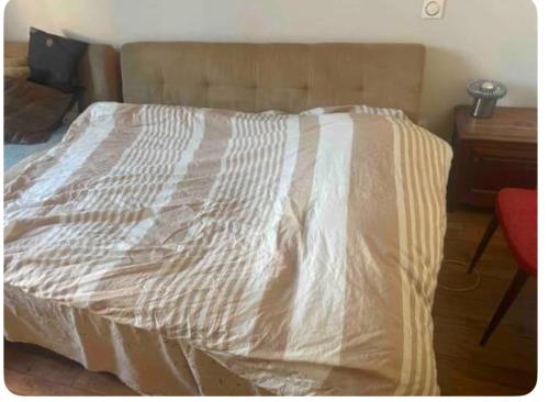 - un lit simple dans une chambre avec un bureau dans l'établissement Chambre calme et lumineuse, à Paris