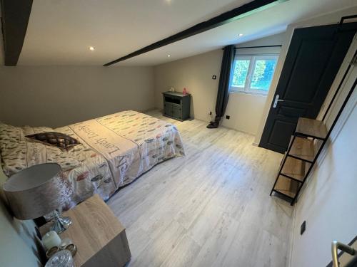 - une chambre avec un lit dans l'établissement Appartement cosy proximité barrage Lavalette et Yssingeaux, à Saint-Jeures