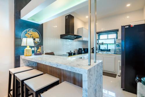 Η κουζίνα ή μικρή κουζίνα στο The Rich 534 Hua Hin Private Pool Villa