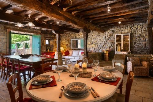 a dining room with a table and chairs at Casa Magdalena: mar y montaña in Adino