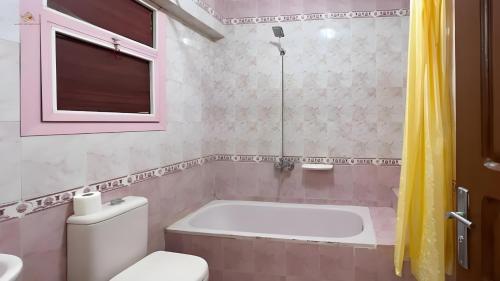 Ένα μπάνιο στο king ramses pyramids view apartment
