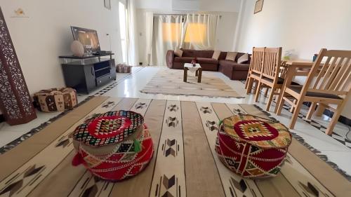 Χώρος καθιστικού στο king ramses pyramids view apartment
