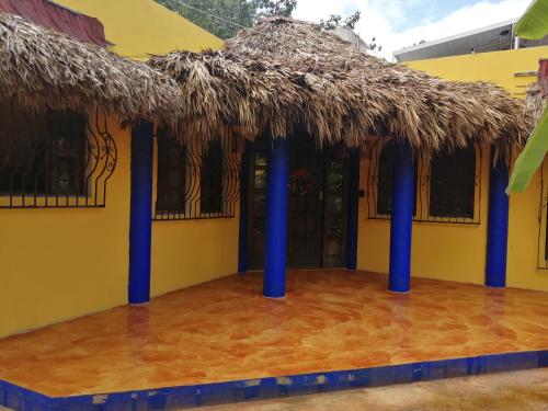 a house with a thatched roof at La casa de piedra y colores en Chichén Itzá in Chichén-Itzá