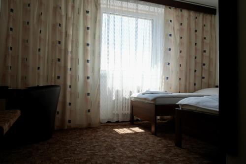 Ein Bett oder Betten in einem Zimmer der Unterkunft Hotel Merkur - Jablonec nad Nisou