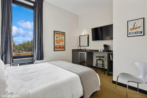Postel nebo postele na pokoji v ubytování Logan Square SRO Hotel
