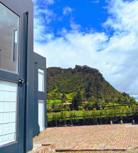 a house with a view of a mountain at Comfort Campestre in Tabio