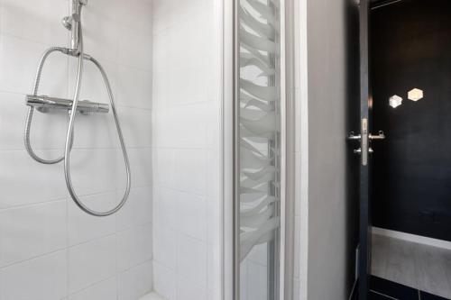 une douche dans une salle de bain avec une porte vitrée dans l'établissement Appart proche mer 5 min du centre, à Saint-Raphaël