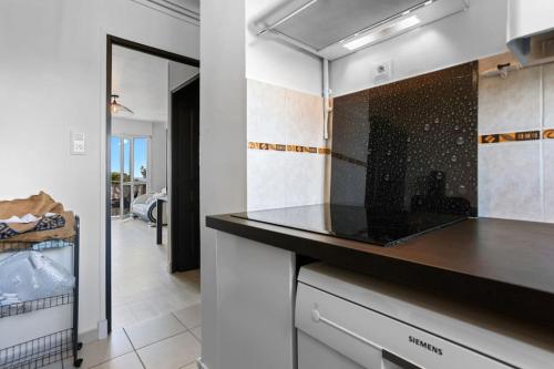 - une cuisine avec un comptoir et un miroir dans l'établissement Appart proche mer 5 min du centre, à Saint-Raphaël