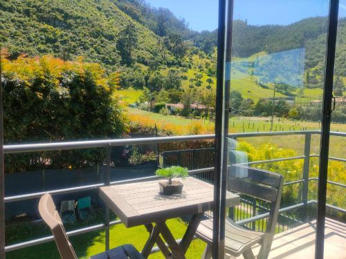 a table and chairs on a balcony with a view at Comfort Campestre in Tabio