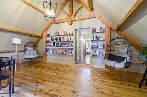 ウェークフィールドにあるAuberge Krönの屋根裏部屋に吊り椅子が2脚ある