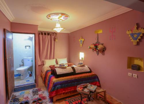 Ein Bett oder Betten in einem Zimmer der Unterkunft Dar Bejmate - Chez Hassan