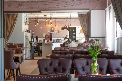 ein Wartezimmer mit braunen Stühlen und einem Tisch in der Unterkunft Arctic Guesthouse & Igloos in Ranua